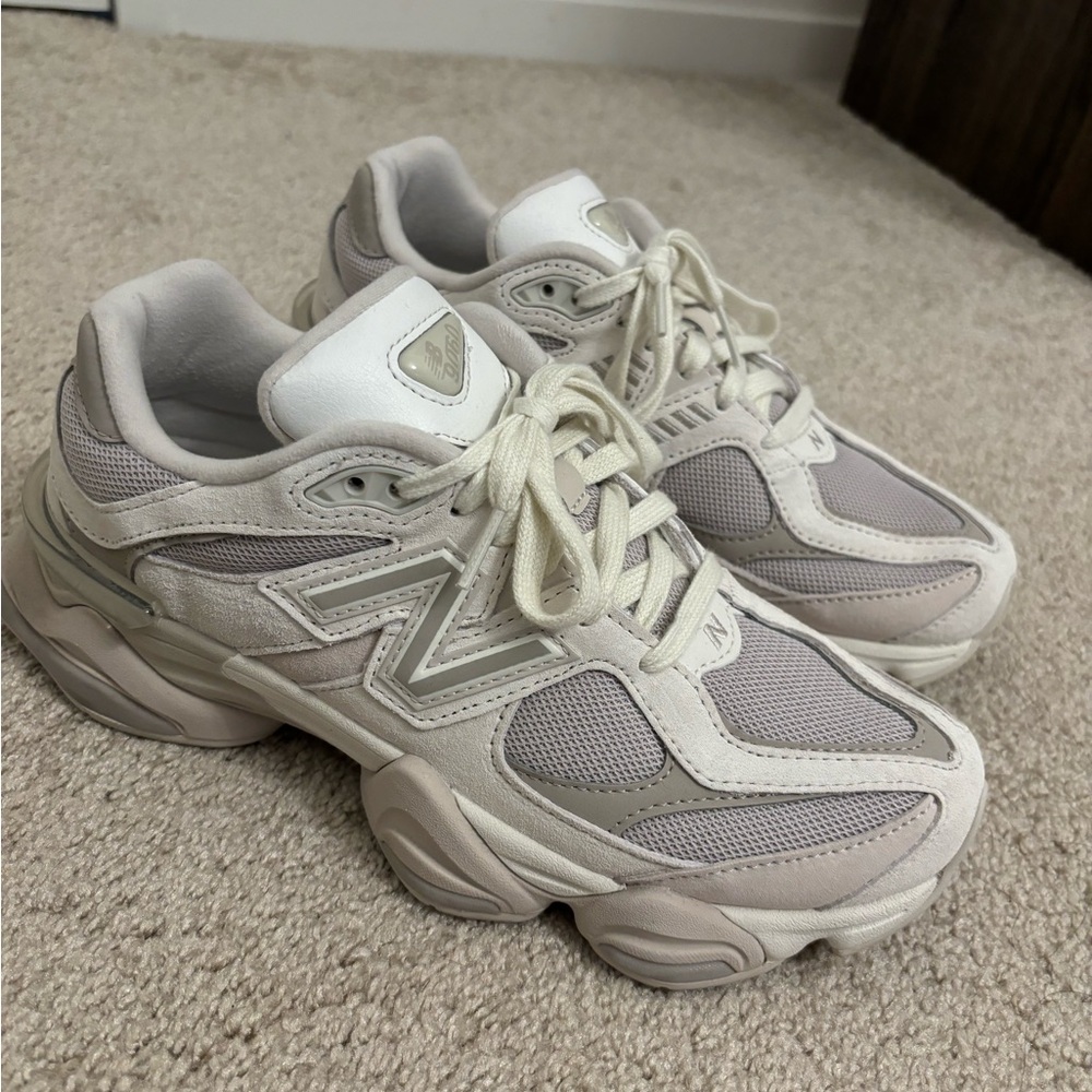 9060 New Balance 9060 Women’s size 9 (MOONSTONE)